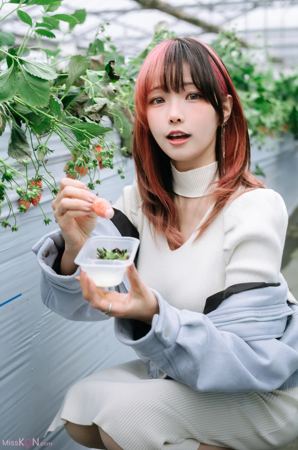 Coser@Ely_eee (ElyEE子): Strawberry Picking Date (34 photos + 2 videos) – Page 2