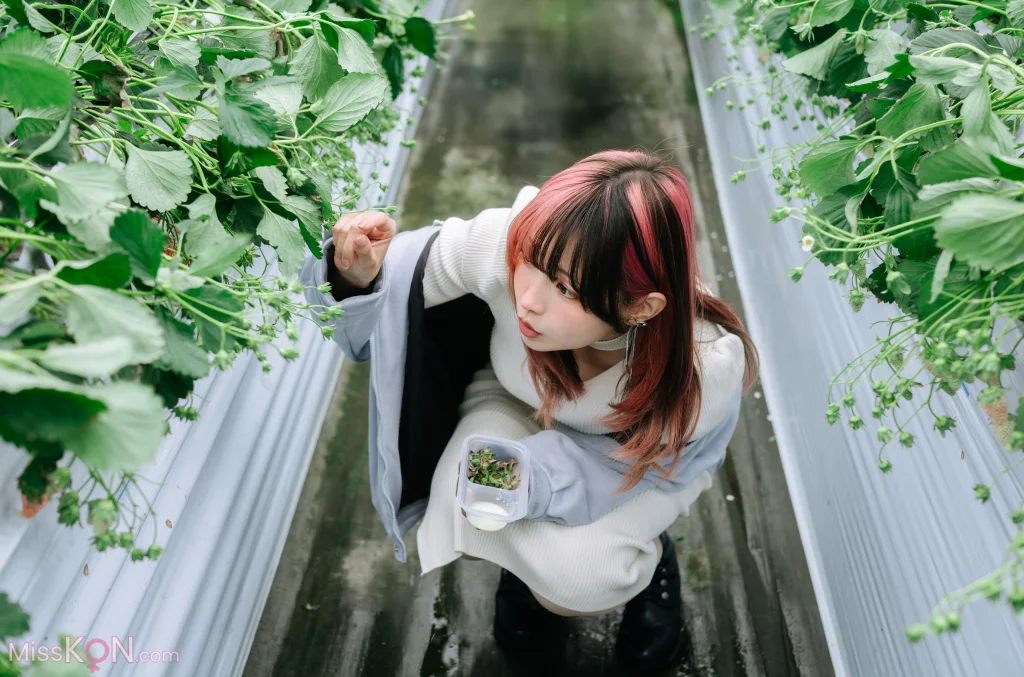 Coser@Ely_eee (ElyEE子): Strawberry Picking Date (34 photos + 2 videos) – Page 2