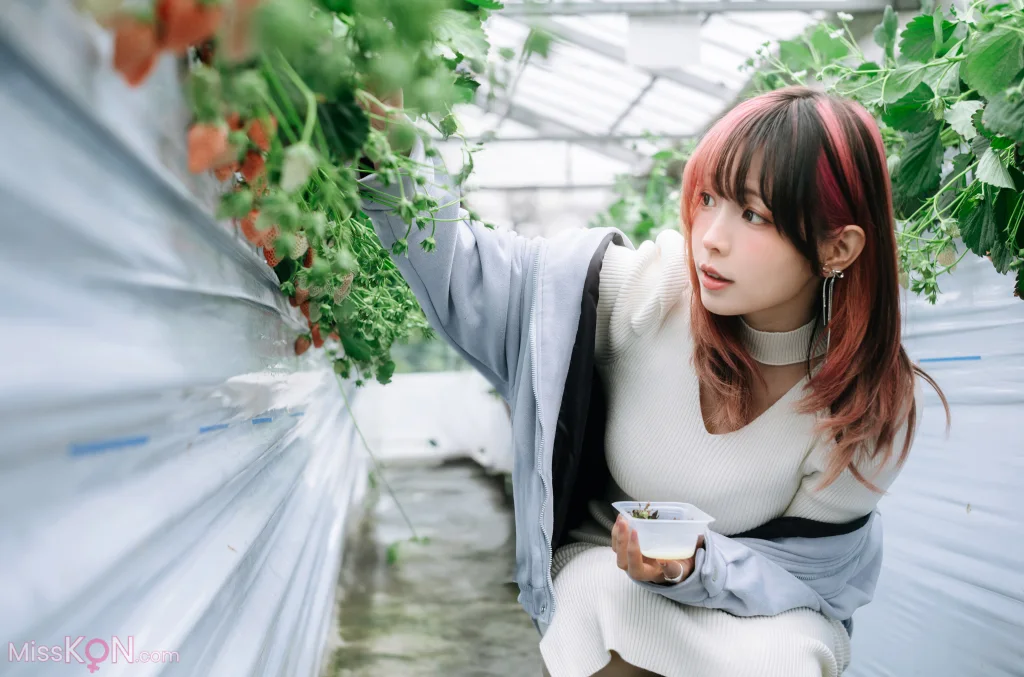 Coser@Ely_eee (ElyEE子): Strawberry Picking Date (34 photos + 2 videos) – Page 3
