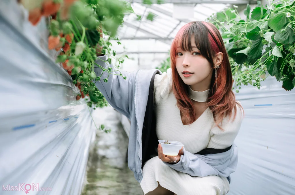Coser@Ely_eee (ElyEE子): Strawberry Picking Date (34 photos + 2 videos) – Page 3