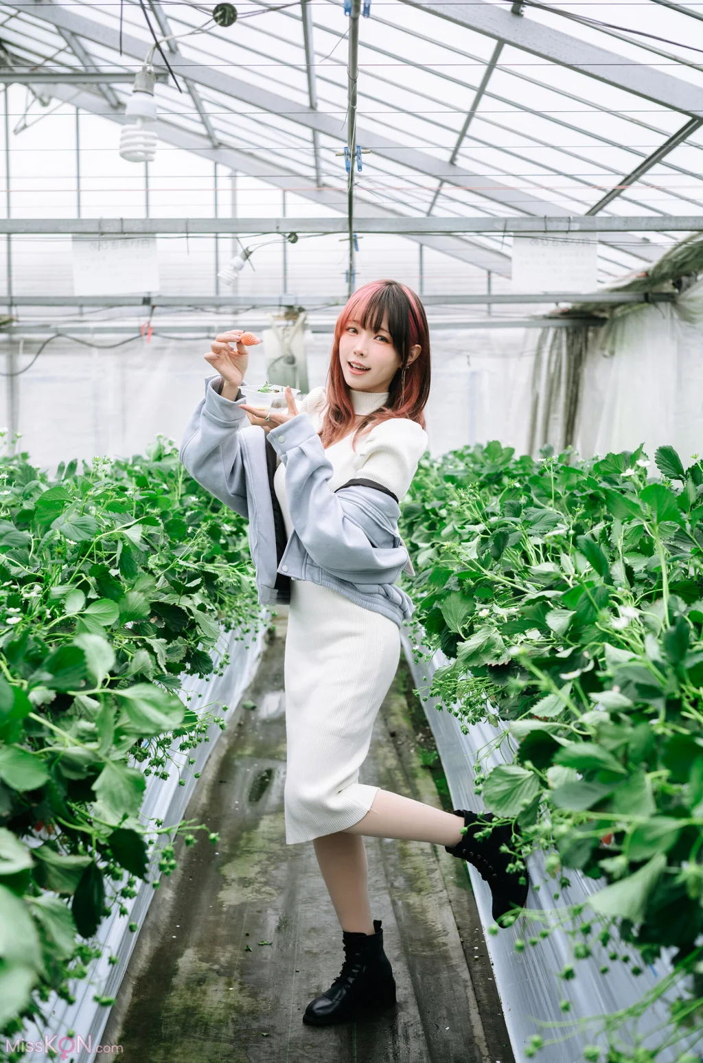 Coser@Ely_eee (ElyEE子): Strawberry Picking Date (34 photos + 2 videos) – Page 3