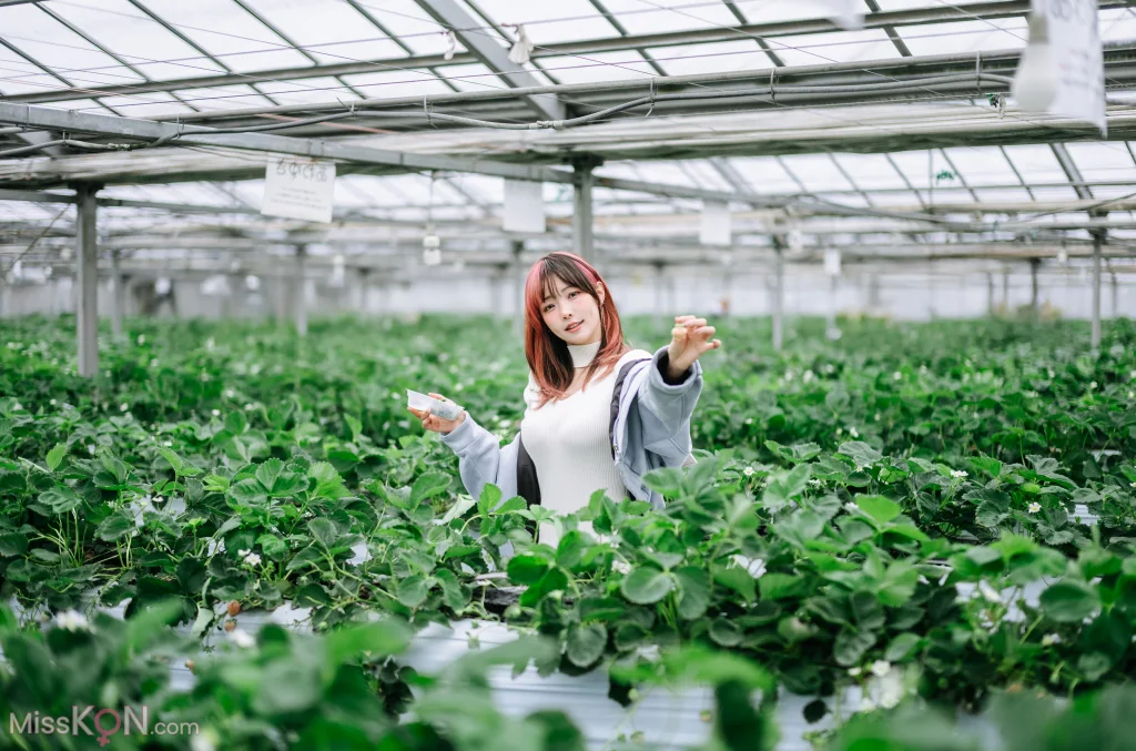 Coser@Ely_eee (ElyEE子): Strawberry Picking Date (34 photos + 2 videos) – Page 3