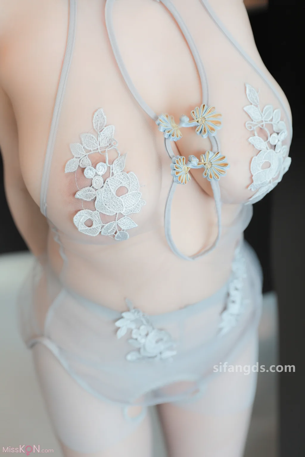 [XR Uncensored] 小肉肉咪: R18 秀人网模特 透视情趣套装 肥美一线天 (77 photos )