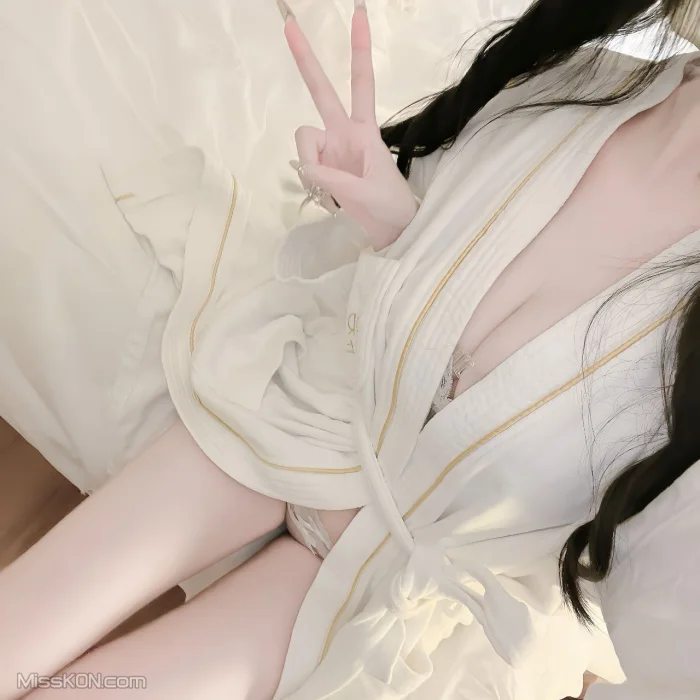 Coser@糕糕: 萝莉体超级网红 福利视图集 (342 photos )