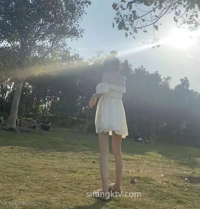 momo: 清纯靓丽的外表下有一颗淫荡的心 学院学姐女神身材 (407 photos )