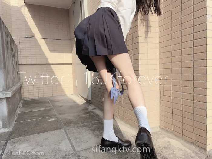 momo: 清纯靓丽的外表下有一颗淫荡的心 学院学姐女神身材 (407 photos )