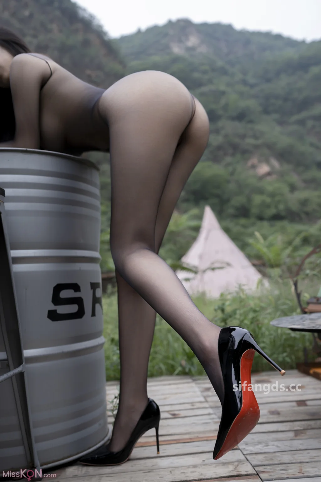 [XR Uncensored] 清妙: 秀人网模特 戶外露營 黑絲連體+S (91 photos )