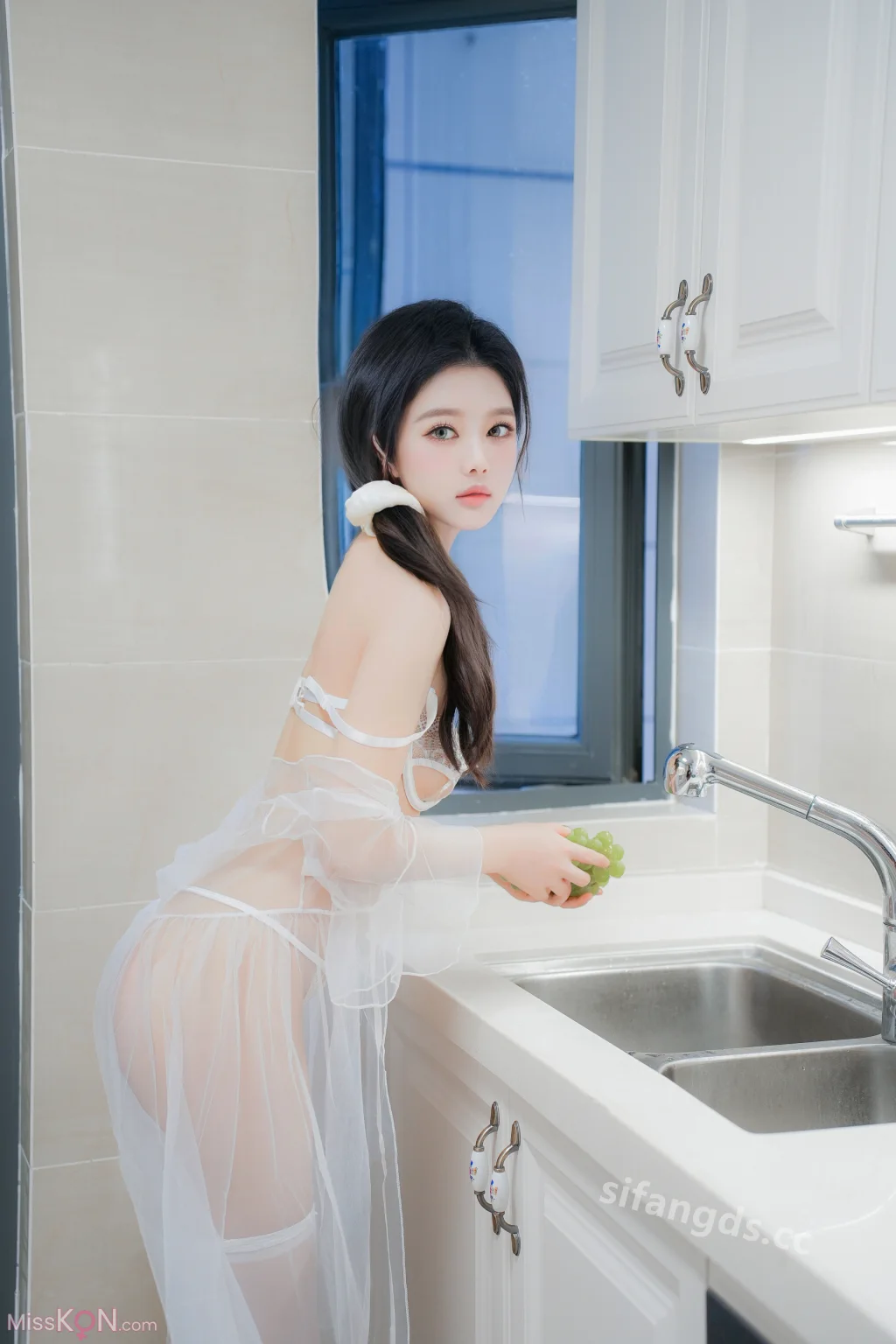 [XR Uncensored] 于诺诺: R18 秀人网模特 白丝厨娘 极致诱惑 (93 photos )