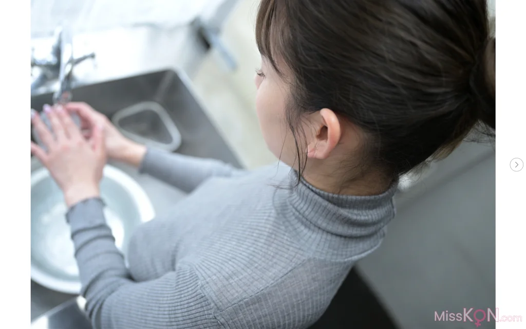[JP] Rena Momozono (桃園憐奈): ナニワ天然乳 (74 photos)