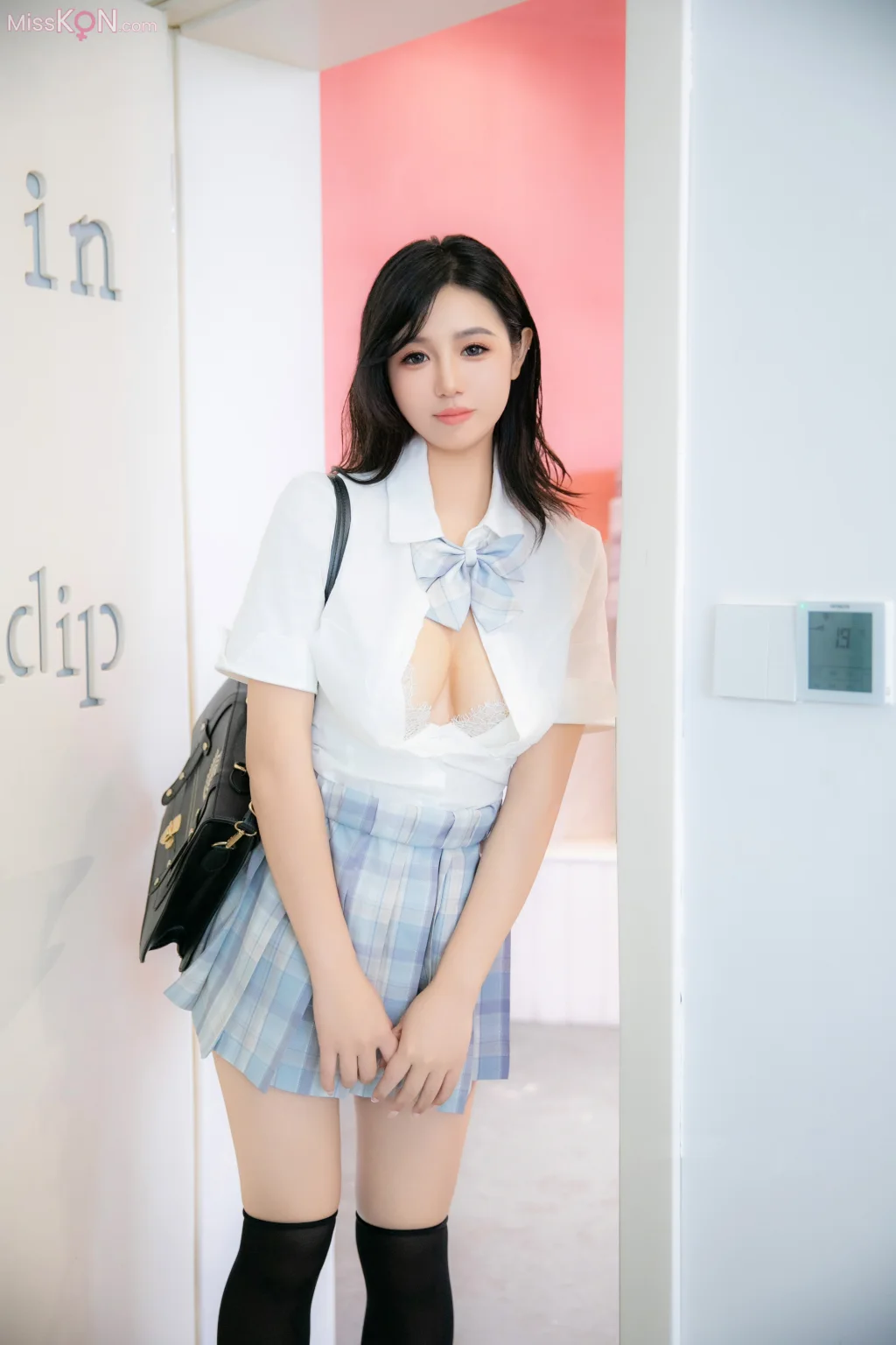 [XR Uncensored] 金小依: R18 秀人网模特 JK学生妹 (96 ảnh ) - ( Page 1 / 5 )