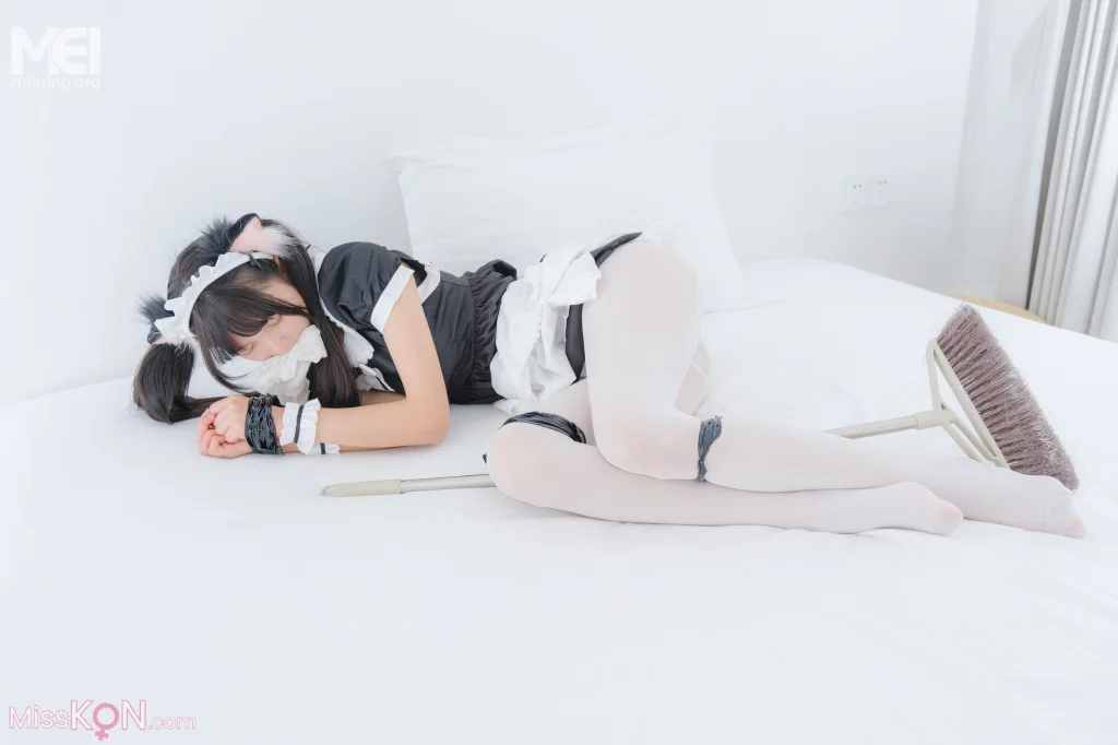Coser@稚乖画册: 赤西夜夜 – 女仆 (84 photos)
