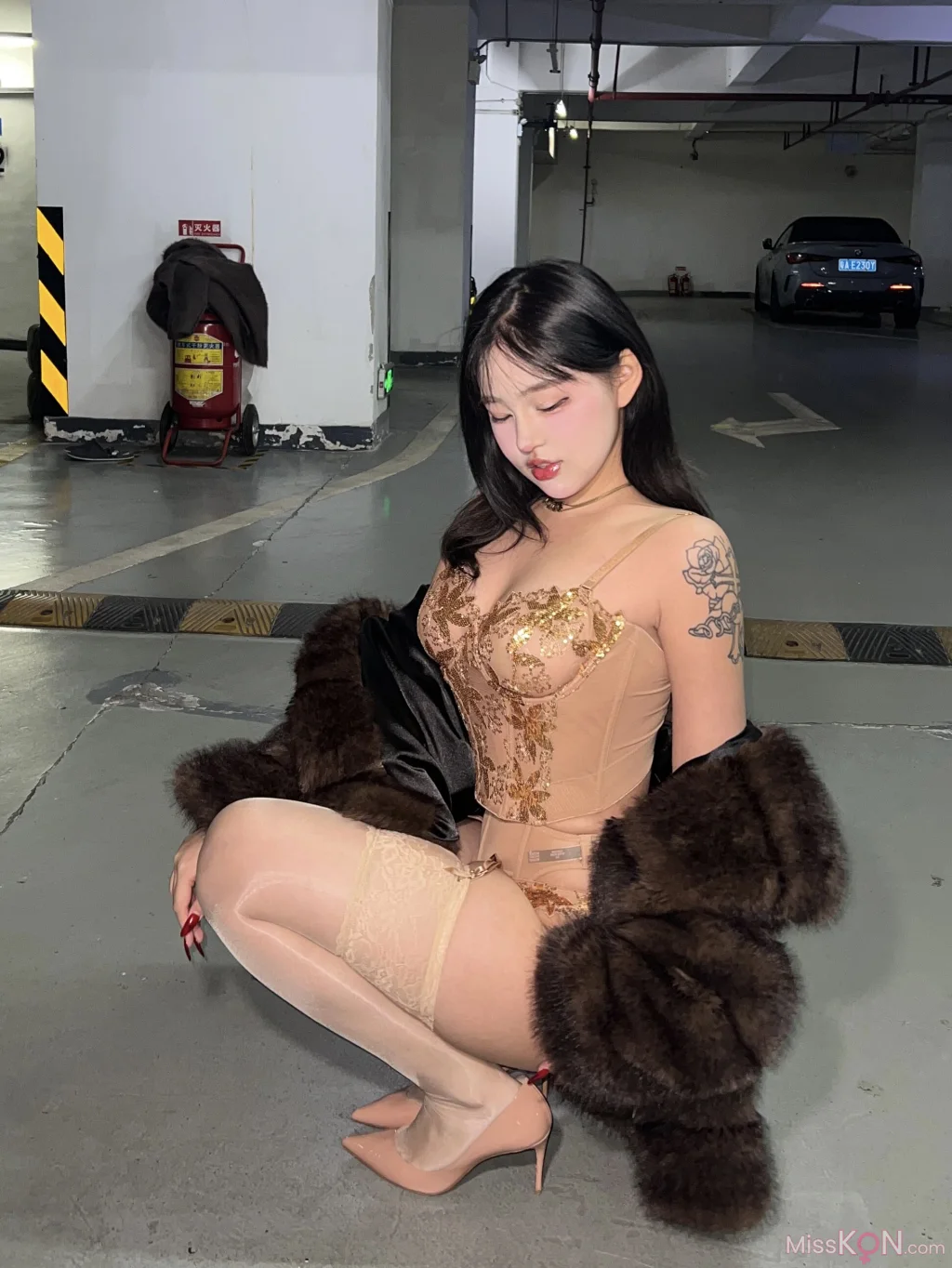 小u优优子: 2024 Collection (96 photos + 1 video)