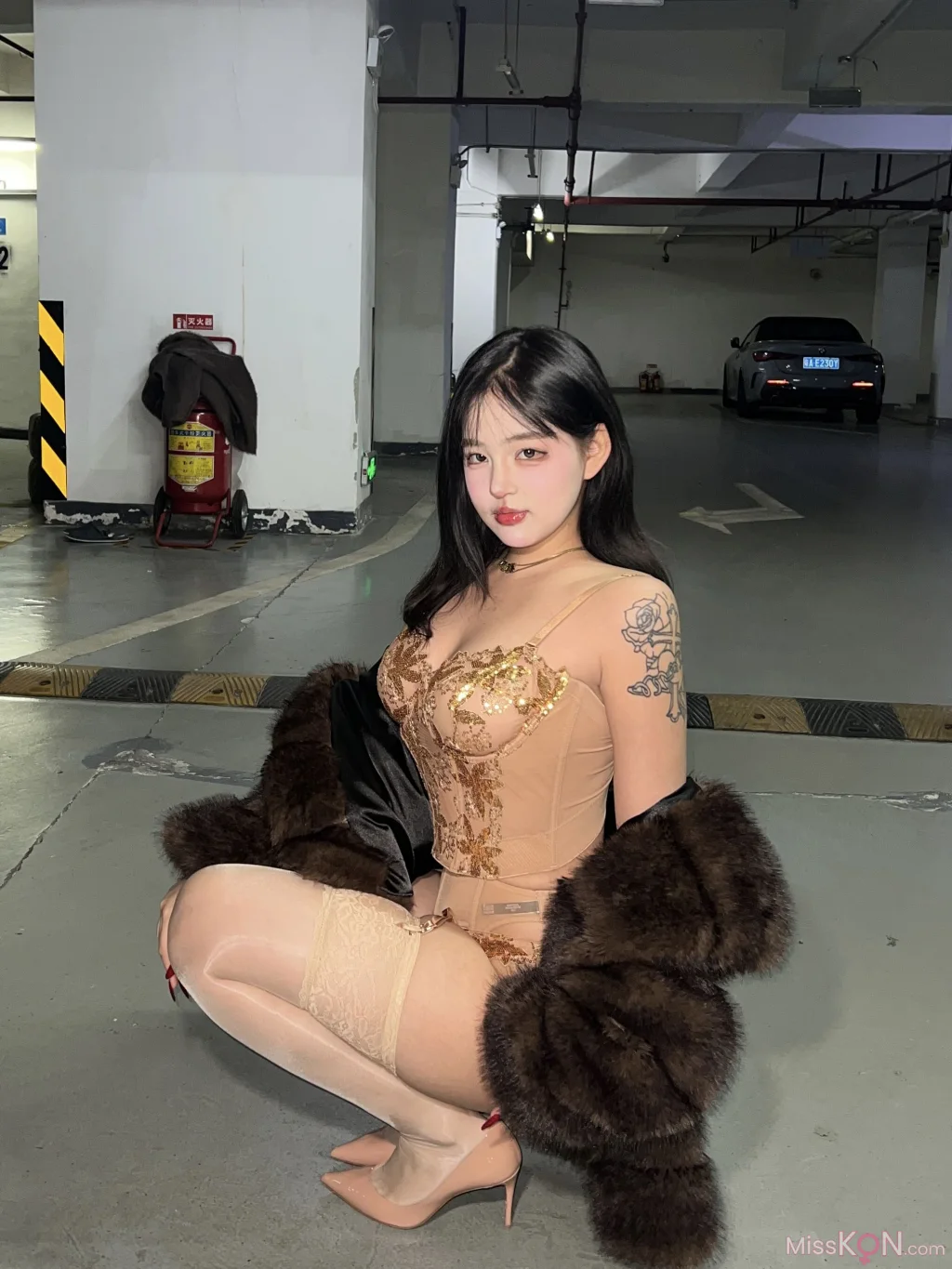 小u优优子: 2024 Collection (96 photos + 1 video)
