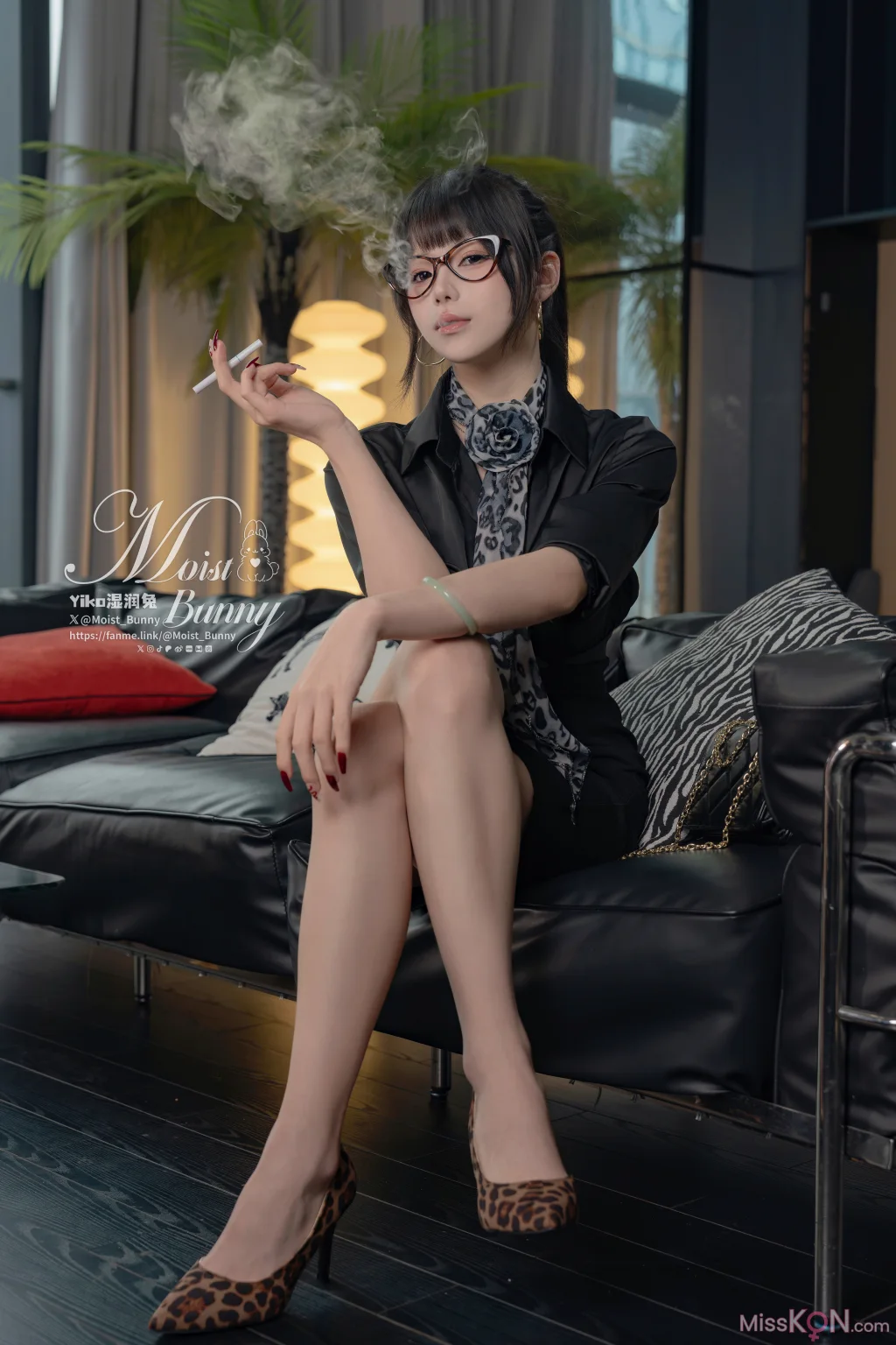 Coser@黏黏团子兔: 04月作品『总裁攻略』 Buttons (145 photos + 1 video)