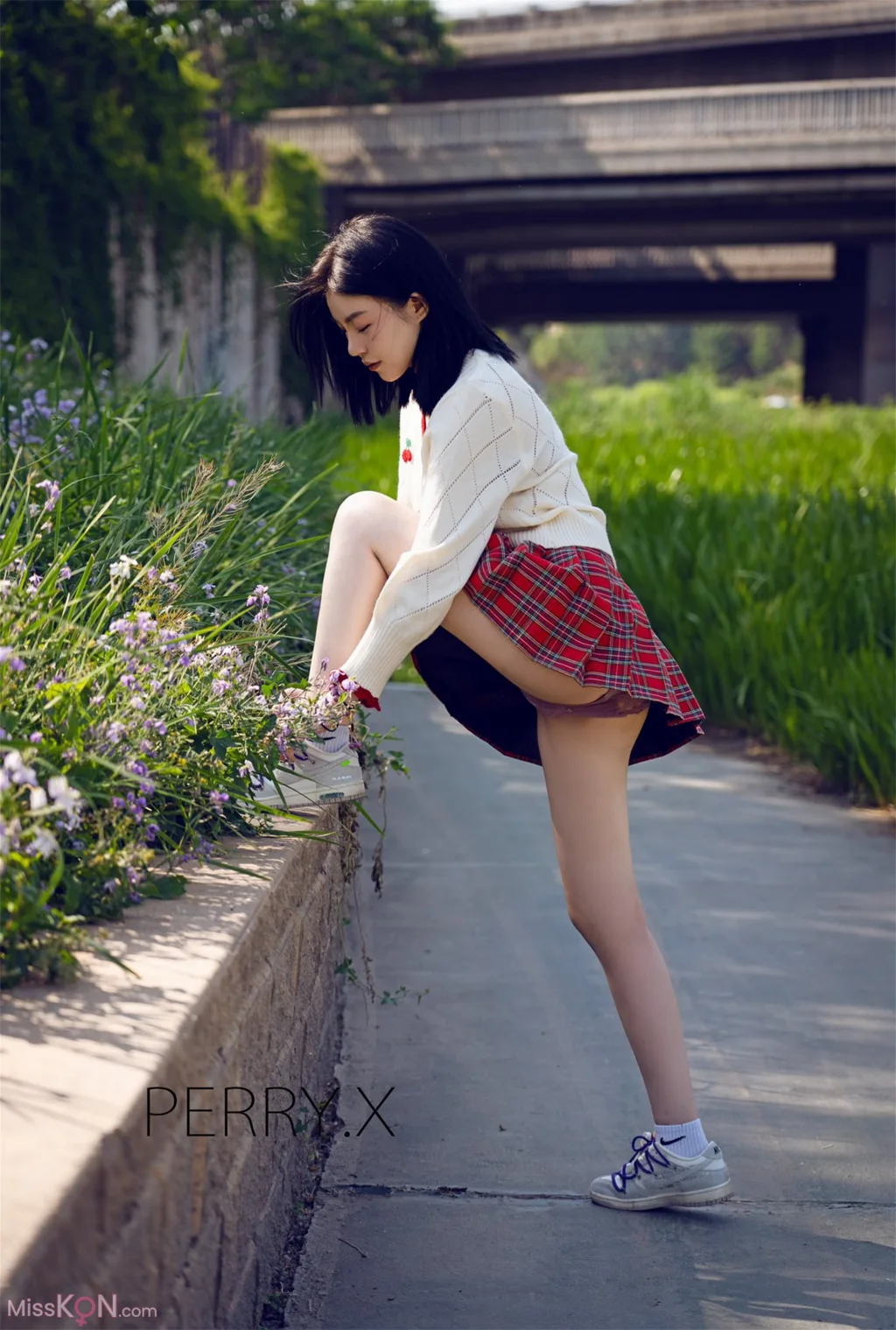 橘猫juju: 顶级小美女 黑色蕾丝下的神秘诱惑 (90 photos )