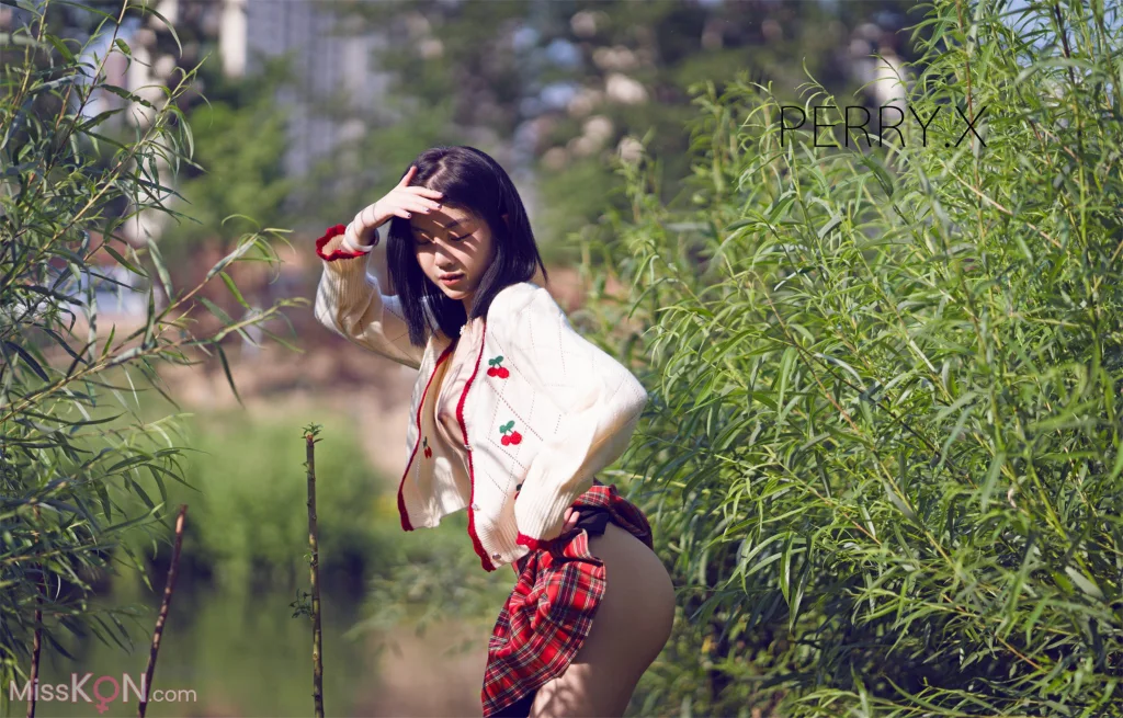 橘猫juju: 顶级小美女 黑色蕾丝下的神秘诱惑 (90 photos )