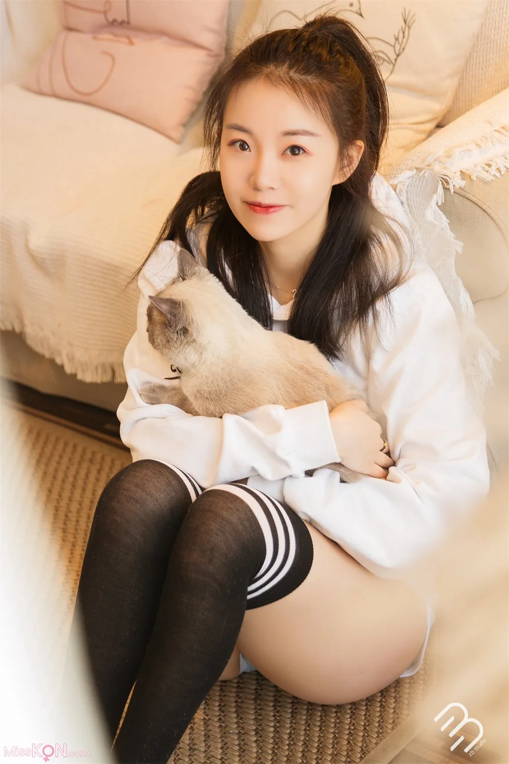 橘猫juju: 顶级小美女 黑色蕾丝下的神秘诱惑 (90 photos )