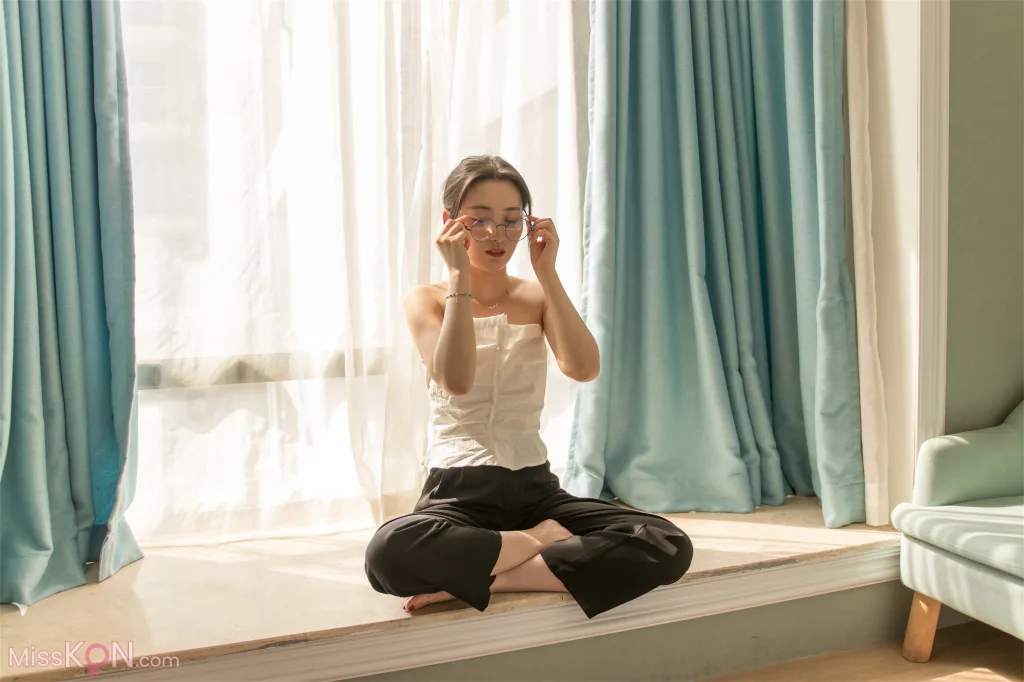 [Private Photoshoot] PKG眼镜娘: S级女神 阳光与思绪的温柔对话 (307 ảnh)