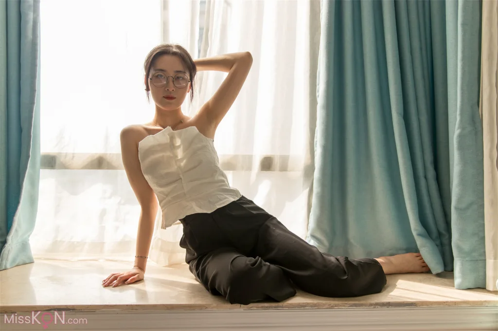 [Private Photoshoot] PKG眼镜娘: S级女神 阳光与思绪的温柔对话 (307 ảnh)