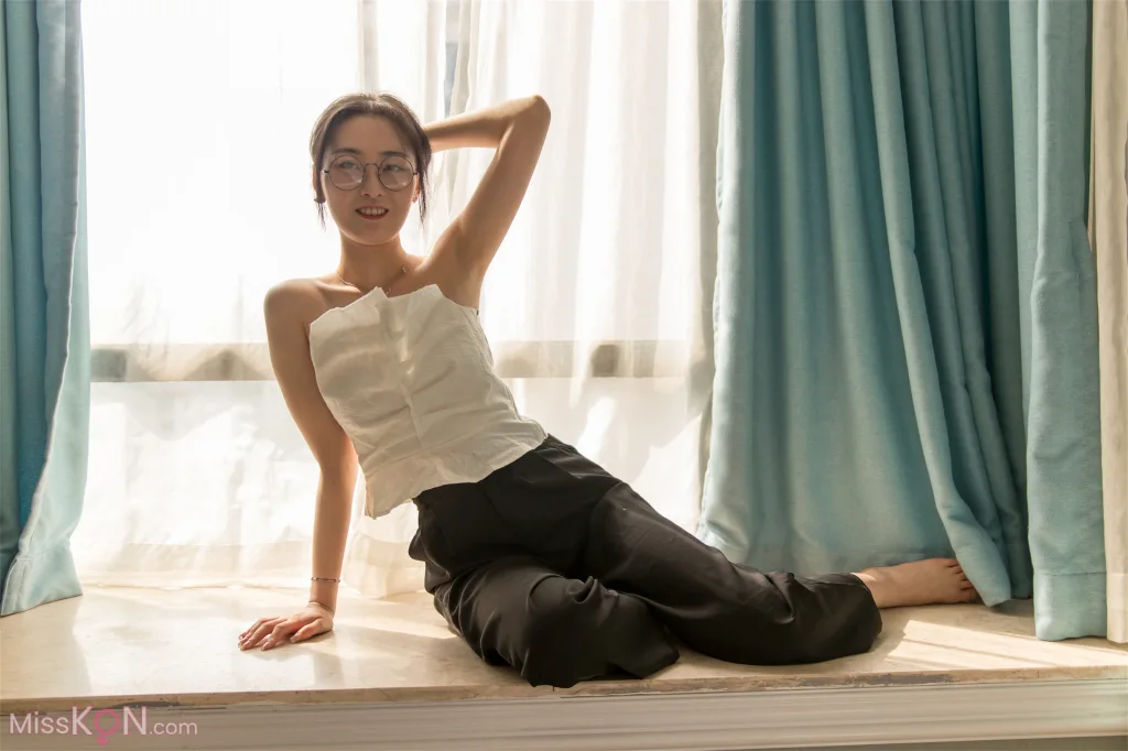 [Private Photoshoot] PKG眼镜娘: S级女神 阳光与思绪的温柔对话 (307 ảnh)