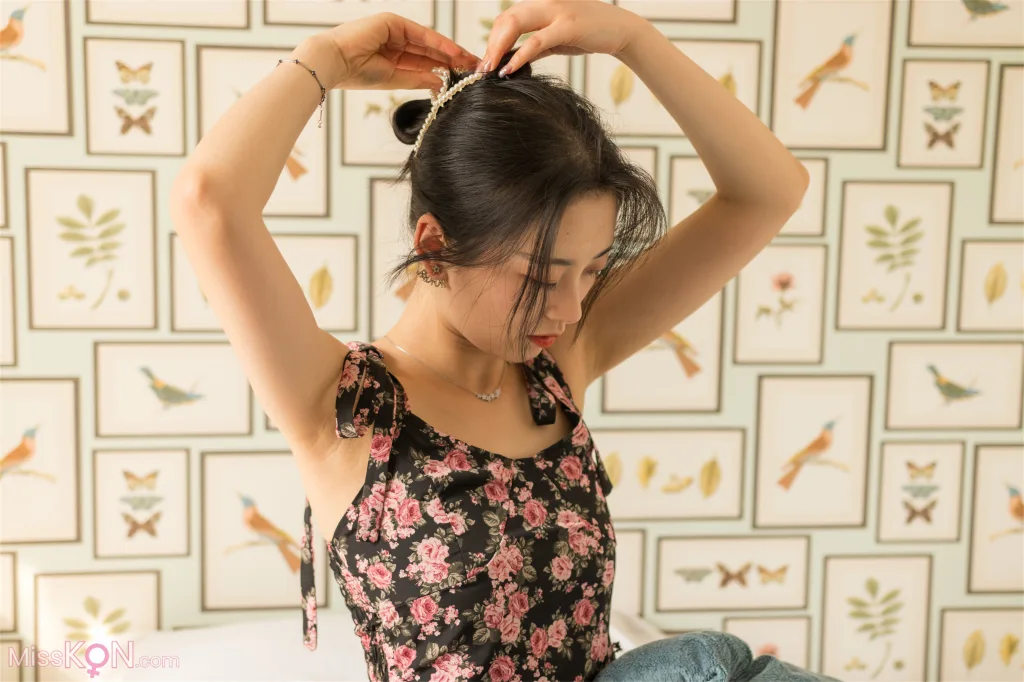 [Private Photoshoot] PKG眼镜娘: S级女神 阳光与思绪的温柔对话 (307 photos)
