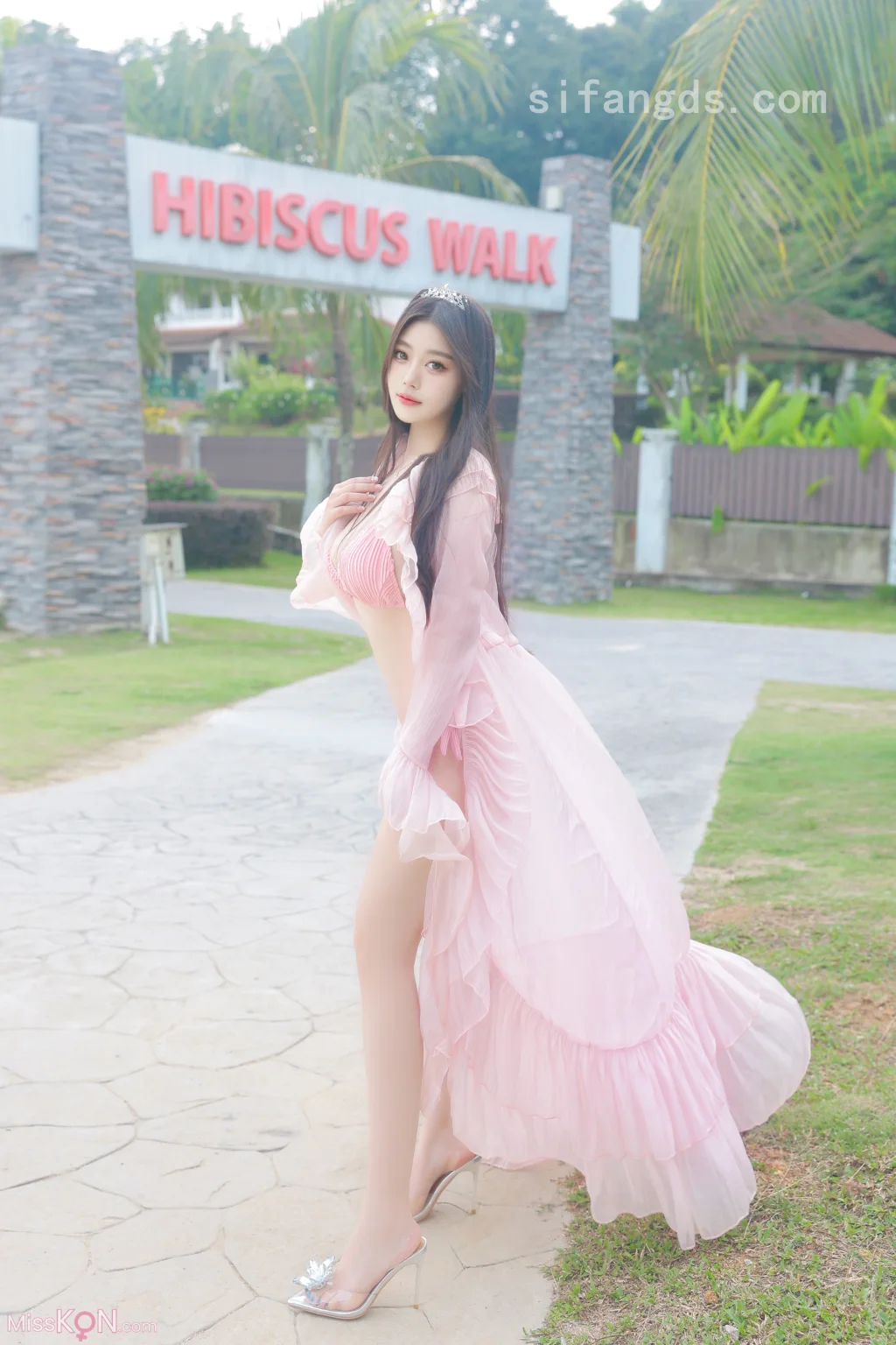 [XR Uncensored] 蛋蛋宝: R18 秀人网模特 粉色泳装的诱惑 (72 ảnh)