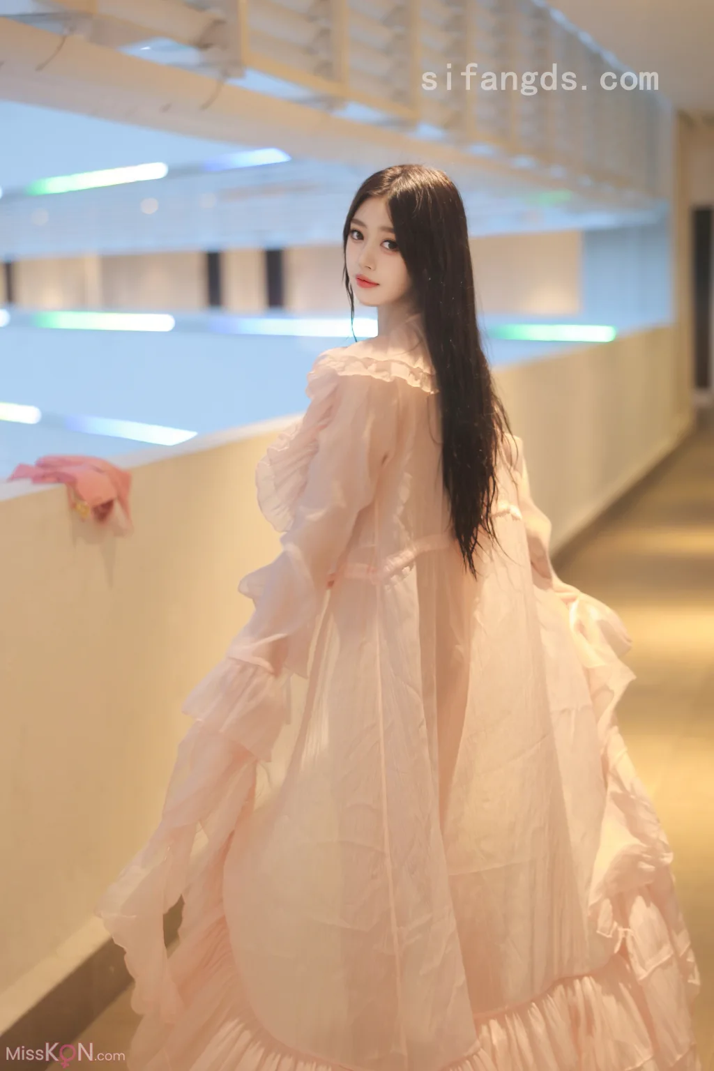 [XR Uncensored] 蛋蛋宝: R18 秀人网模特 粉色泳装的诱惑 (72 photos)