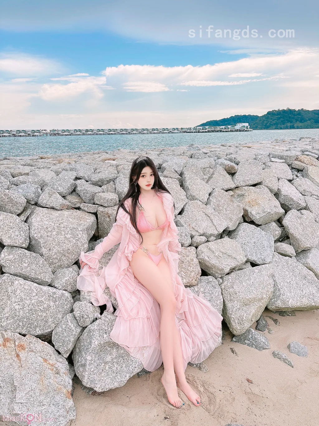 [XR Uncensored] 蛋蛋宝: R18 秀人网模特 粉色泳装的诱惑 (72 photos)