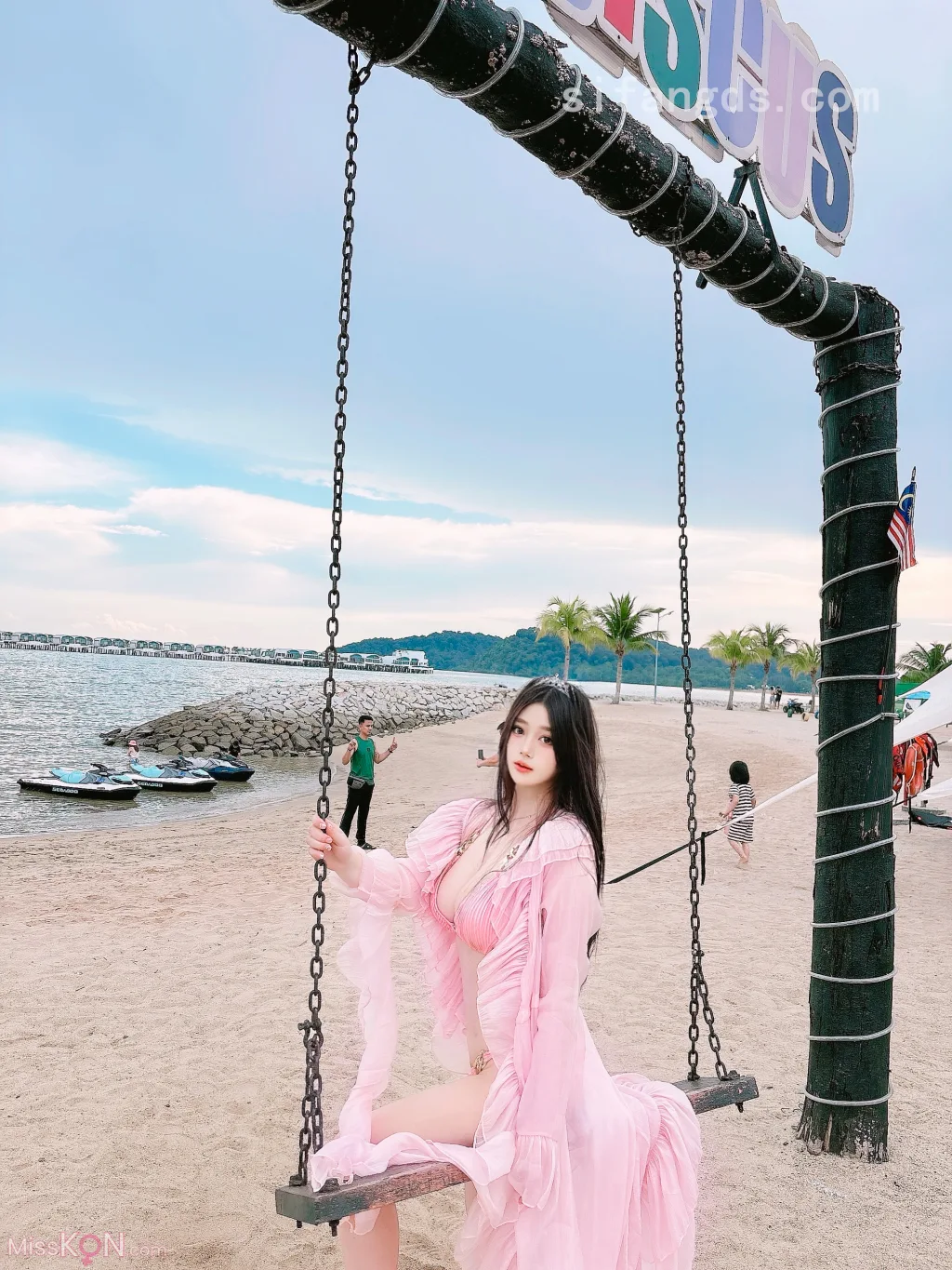 [XR Uncensored] 蛋蛋宝: R18 秀人网模特 粉色泳装的诱惑 (72 photos)