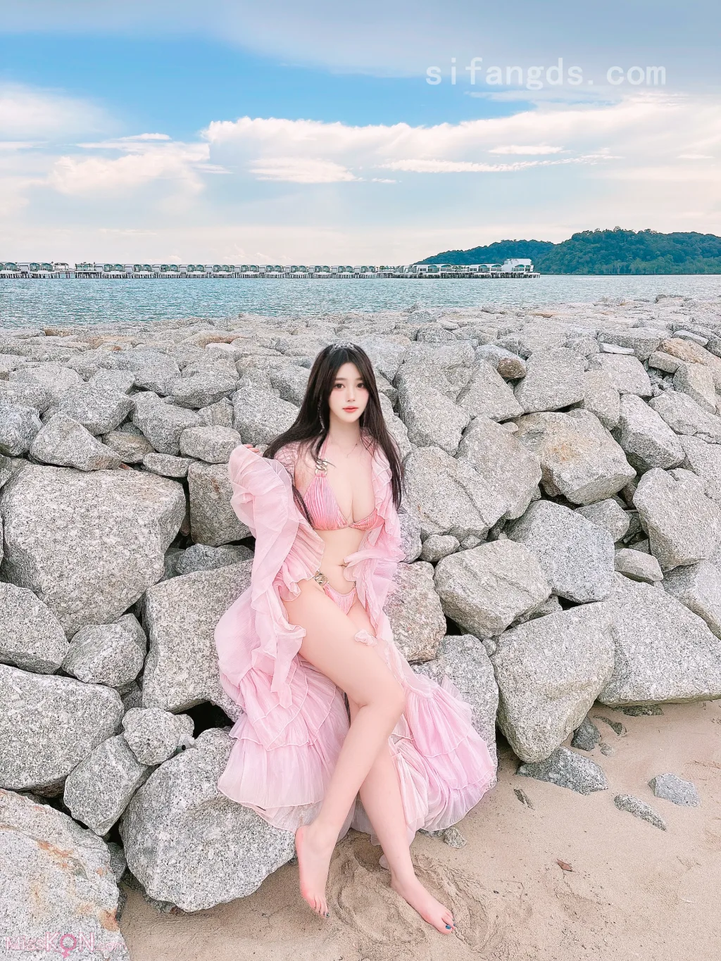 [XR Uncensored] 蛋蛋宝: R18 秀人网模特 粉色泳装的诱惑 (72 photos)