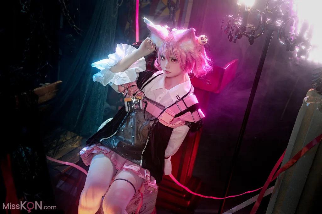Coser@伊喵君: 明日方舟巫恋 (18 photos)