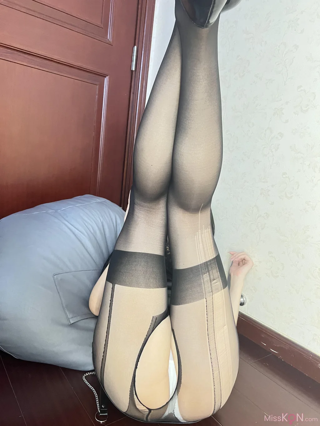 可可西yyy: 黑丝黑皮短裤黑蕾丝 (39 ảnh )