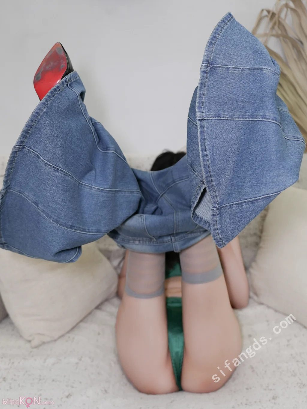 [XR Uncensored] 袁圆: R18 秀人网模特 牛仔裤里的灰丝 (89 photos)