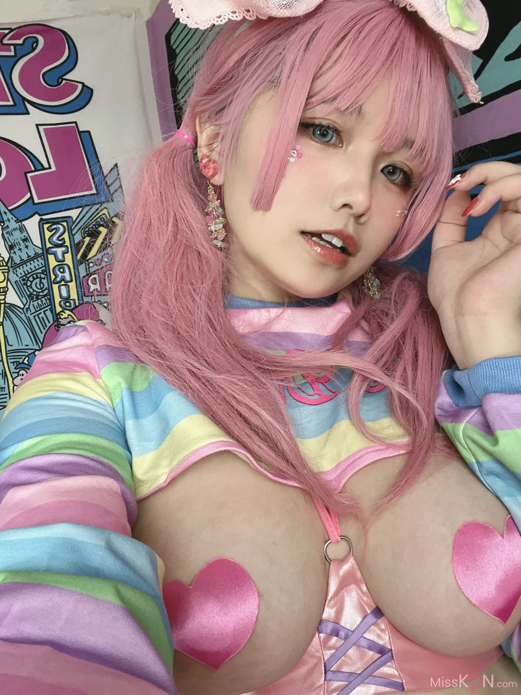 Coser@阿半今天很开心: 粉色双马尾 (43 photos)
