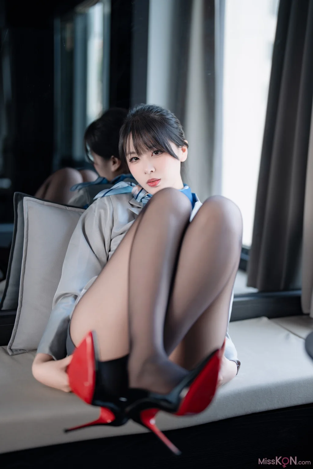 Coser@轩萧学姐: 空姐室内黑丝 (75 photos)