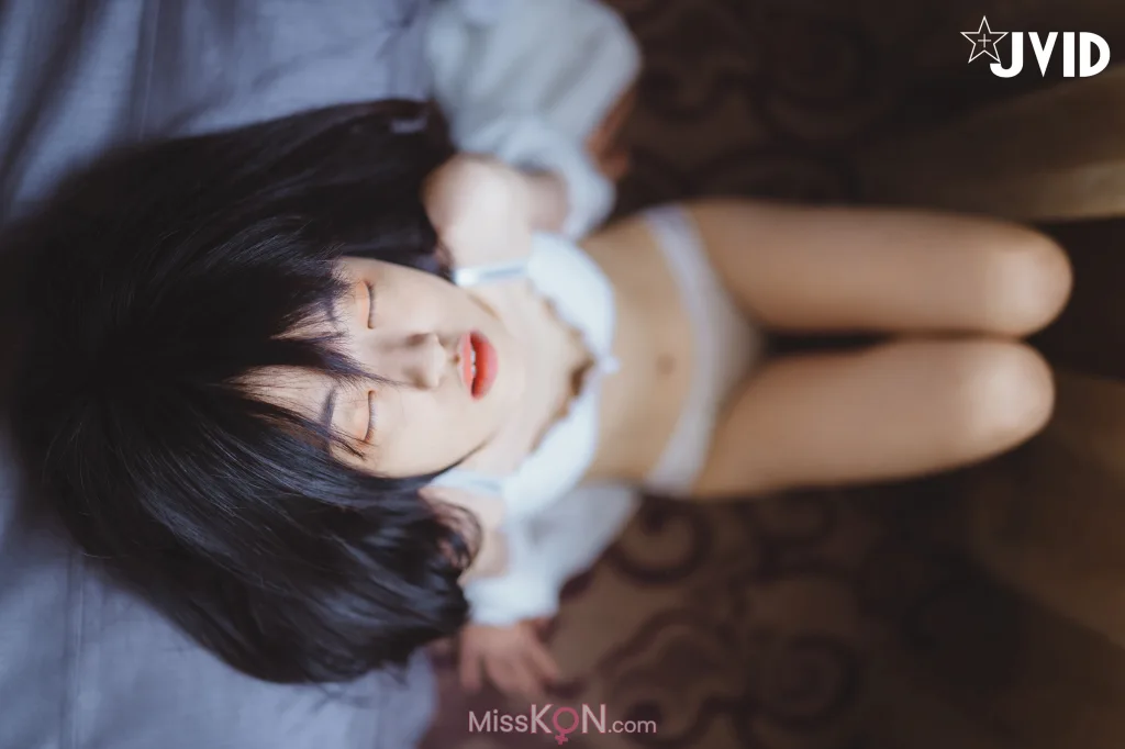 [JVID] (全裸無碼)18歲女高中生 缺錢全奉獻!!陪大家過好年~!! (100 photos)
