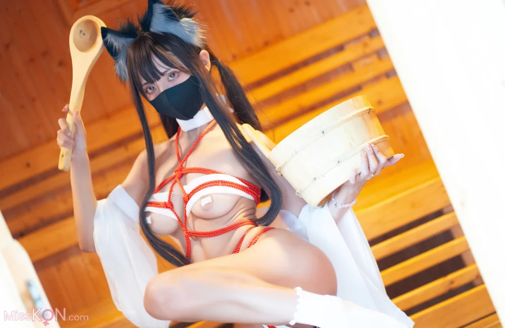 Coser@职业奶妈三水子: 束缚巫女 (56 photos)