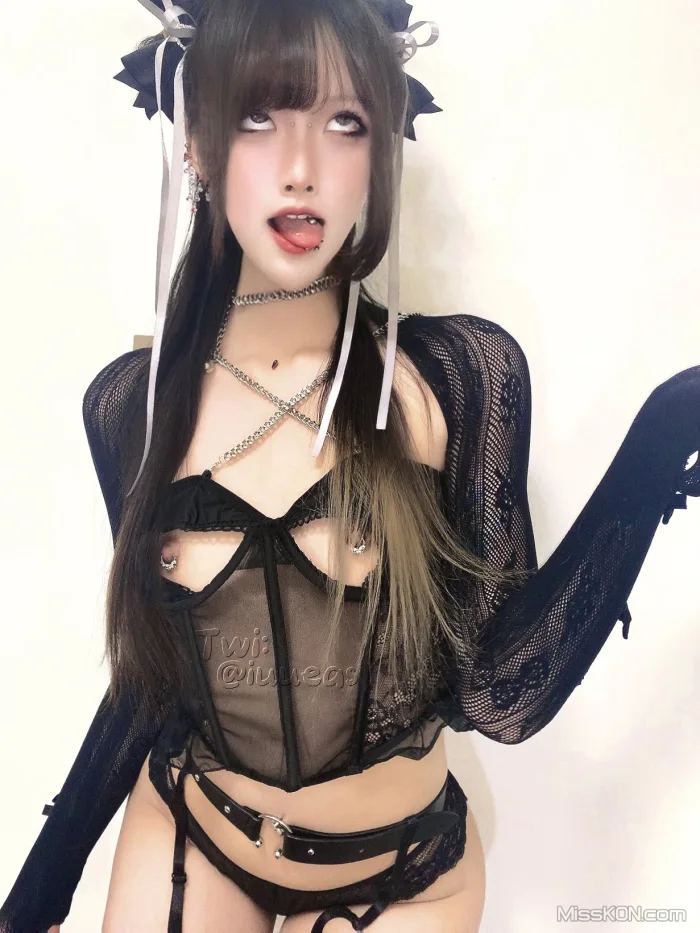 Coser@不得惹 (iuueas): 反差少女露出 小小年纪就这么放荡 (68 photos )