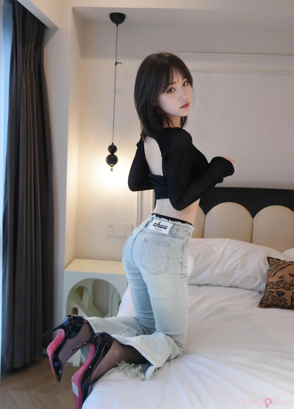 [XR Uncensored] 汁汁: R18 秀人网模特 牛仔裤下的虾线黑丝 (78 photos)