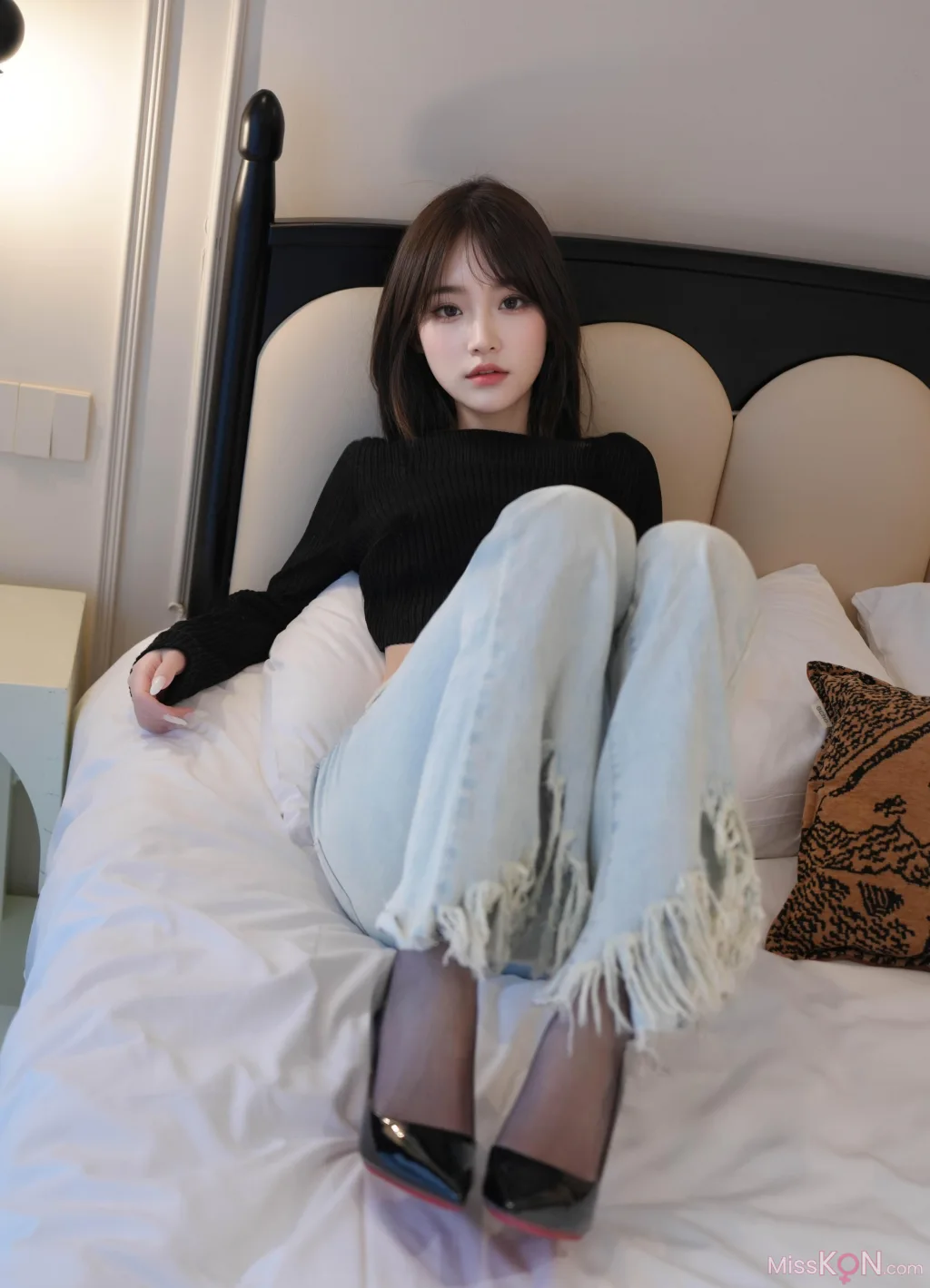 [XR Uncensored] 汁汁: R18 秀人网模特 牛仔裤下的虾线黑丝 (78 photos)
