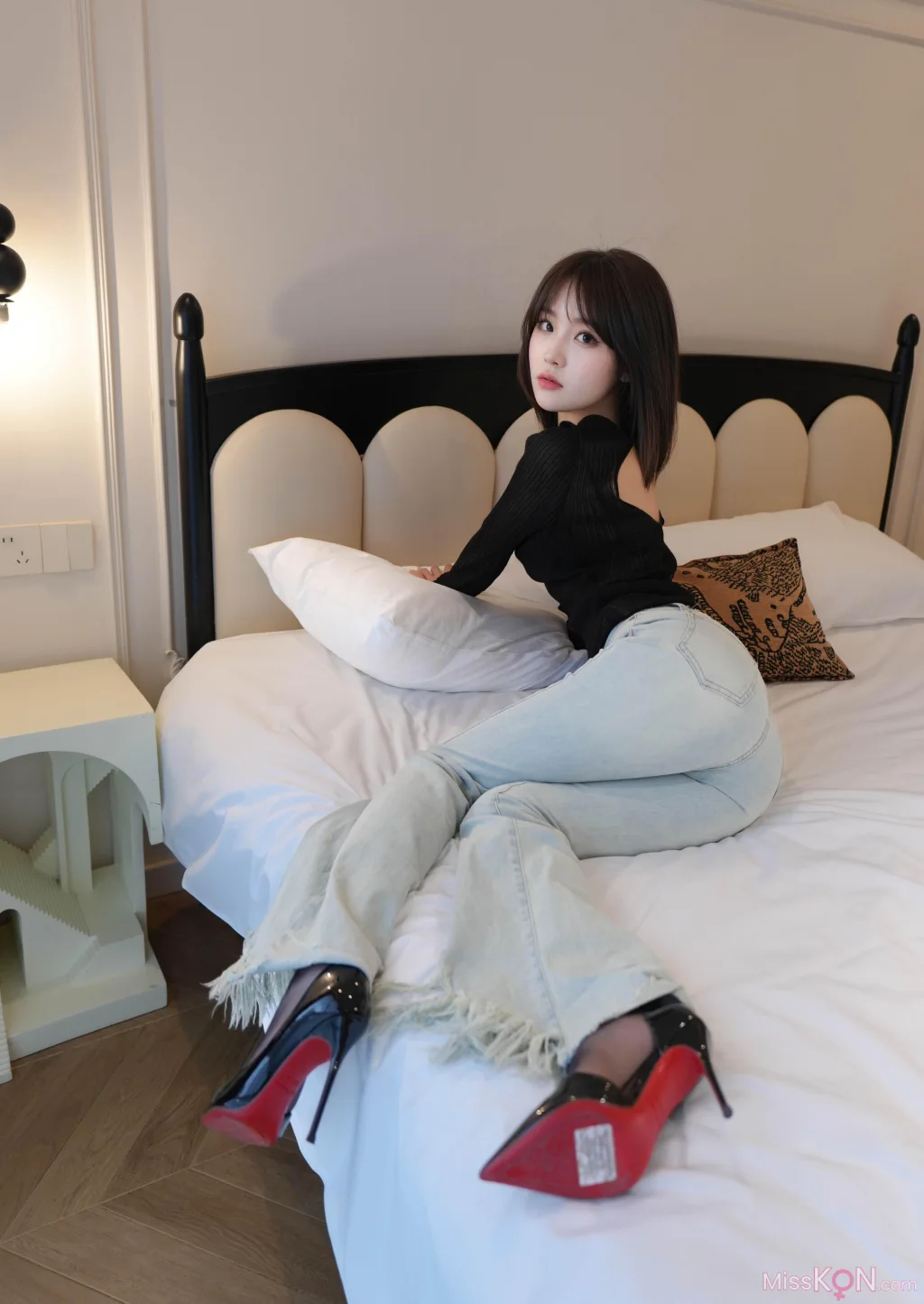 [XR Uncensored] 汁汁: R18 秀人网模特 牛仔裤下的虾线黑丝 (78 photos)