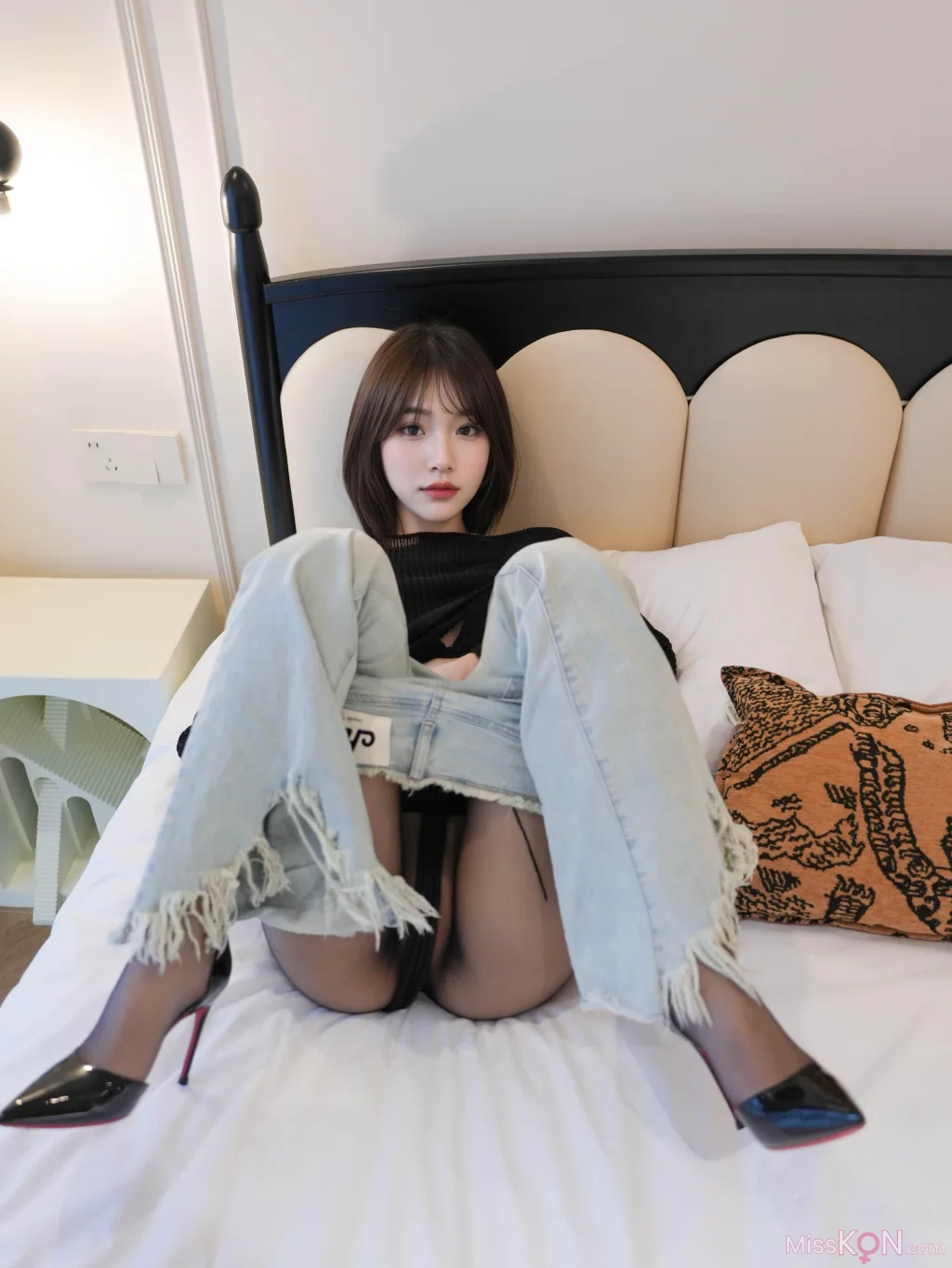 [XR Uncensored] 汁汁: R18 秀人网模特 牛仔裤下的虾线黑丝 (78 photos)