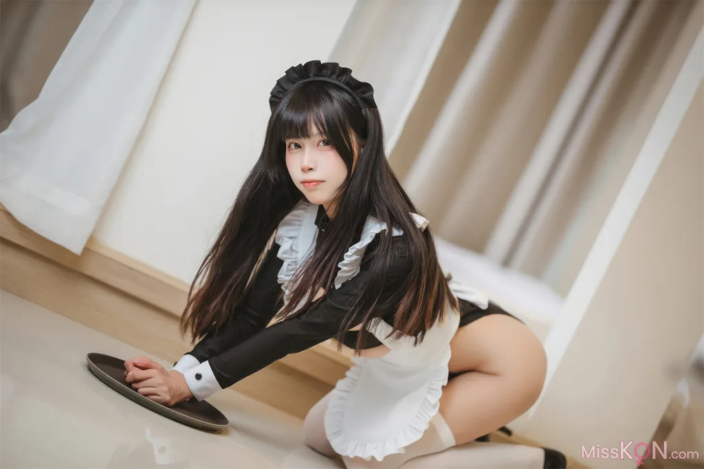 Coser@三無人型: 高叉女仆 (42 photos)