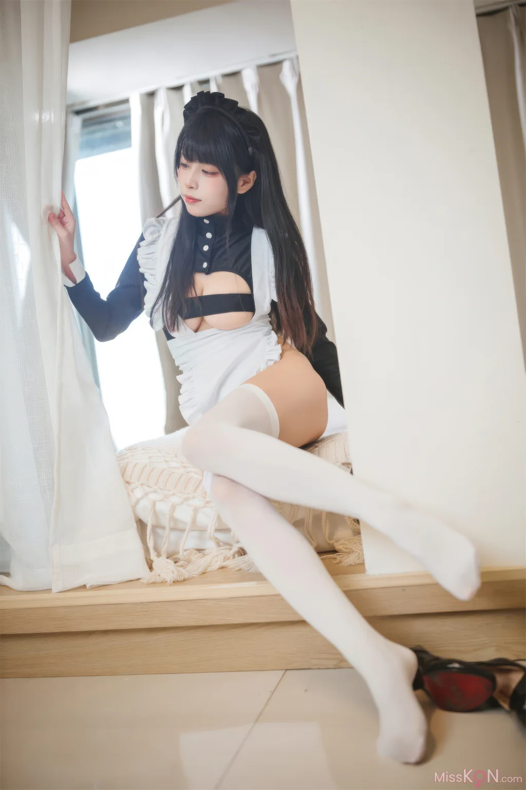 Coser@三無人型: 高叉女仆 (42 photos)