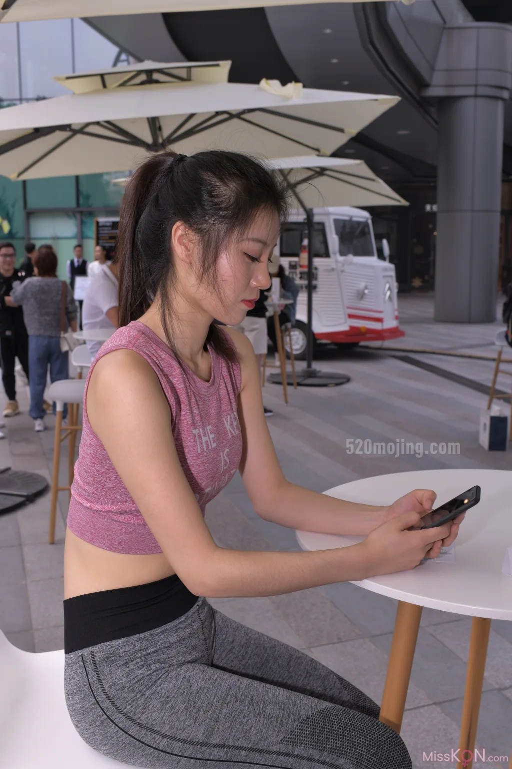 [精选街拍作品] MJ-005: 圣诞快乐之紧身瑜伽裤美女 (267 photos + 4 videos)