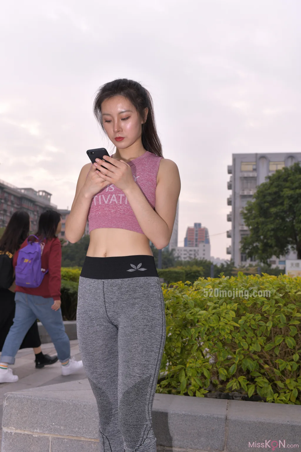 [精选街拍作品] MJ-005: 圣诞快乐之紧身瑜伽裤美女 (267 photos + 4 videos)