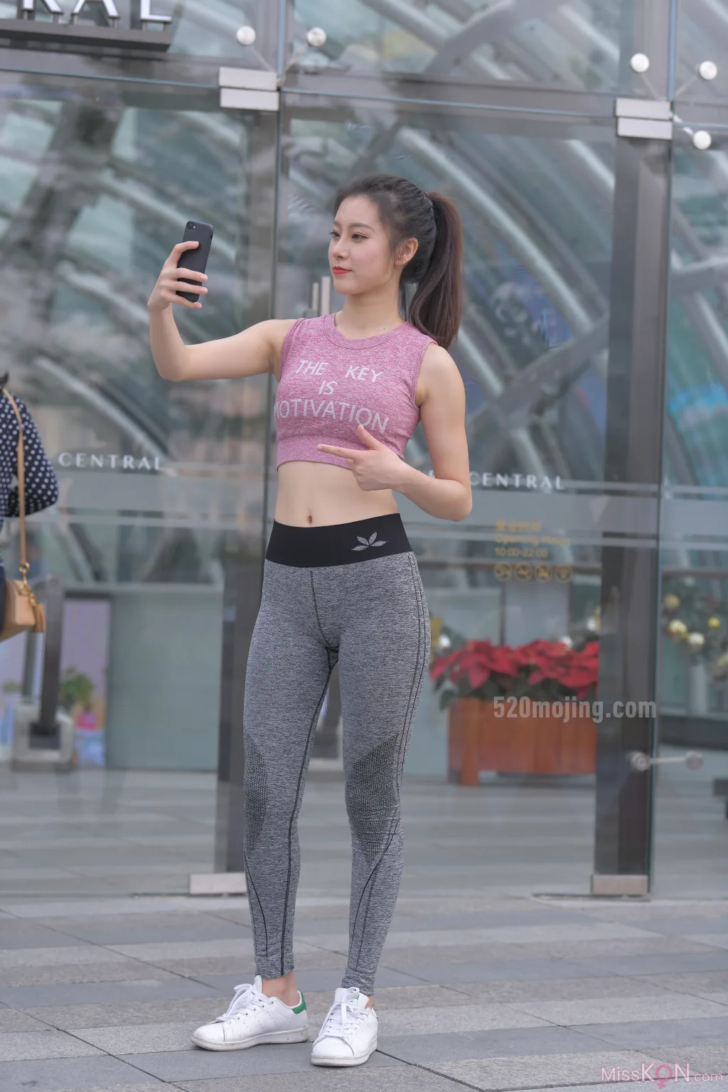 [精选街拍作品] MJ-005: 圣诞快乐之紧身瑜伽裤美女 (267 photos + 4 videos)