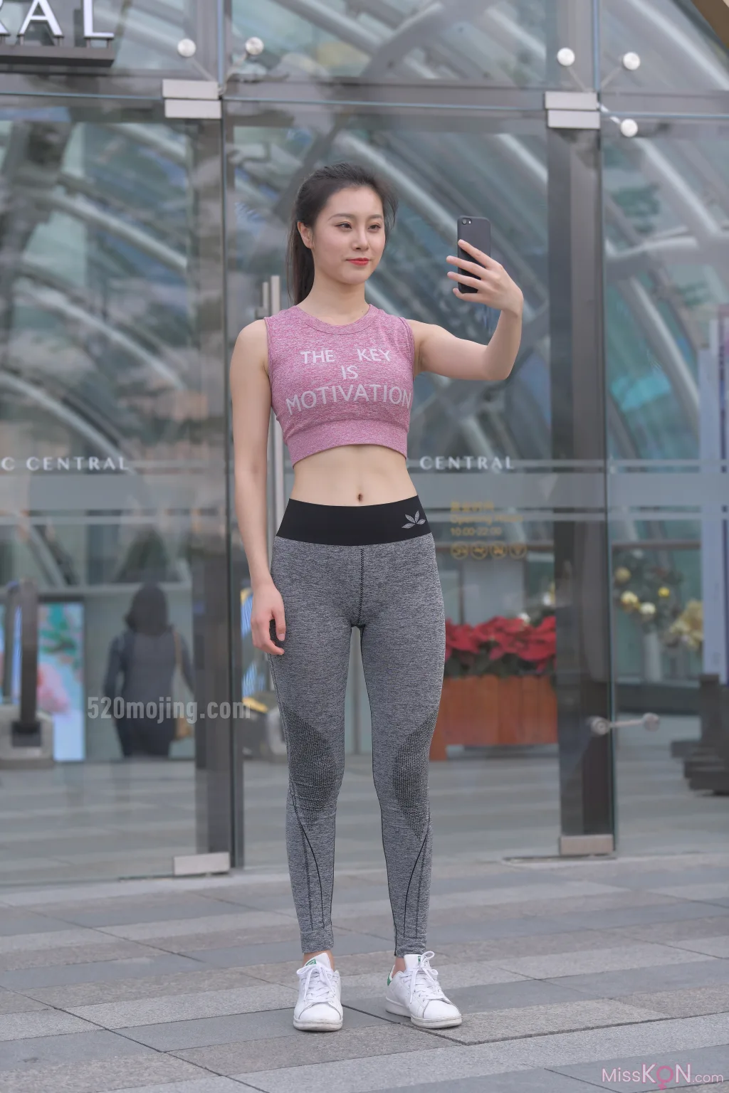 [精选街拍作品] MJ-005: 圣诞快乐之紧身瑜伽裤美女 (267 photos + 4 videos)