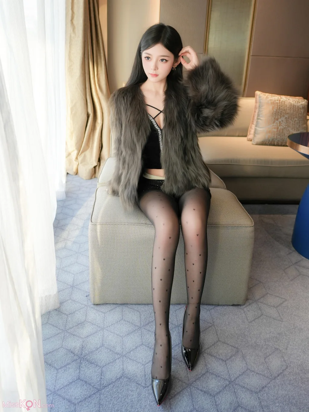 [XR Uncensored] 优酱: R18 秀人网模特 珠圆玉润 黑丝诱惑 (88 photos)