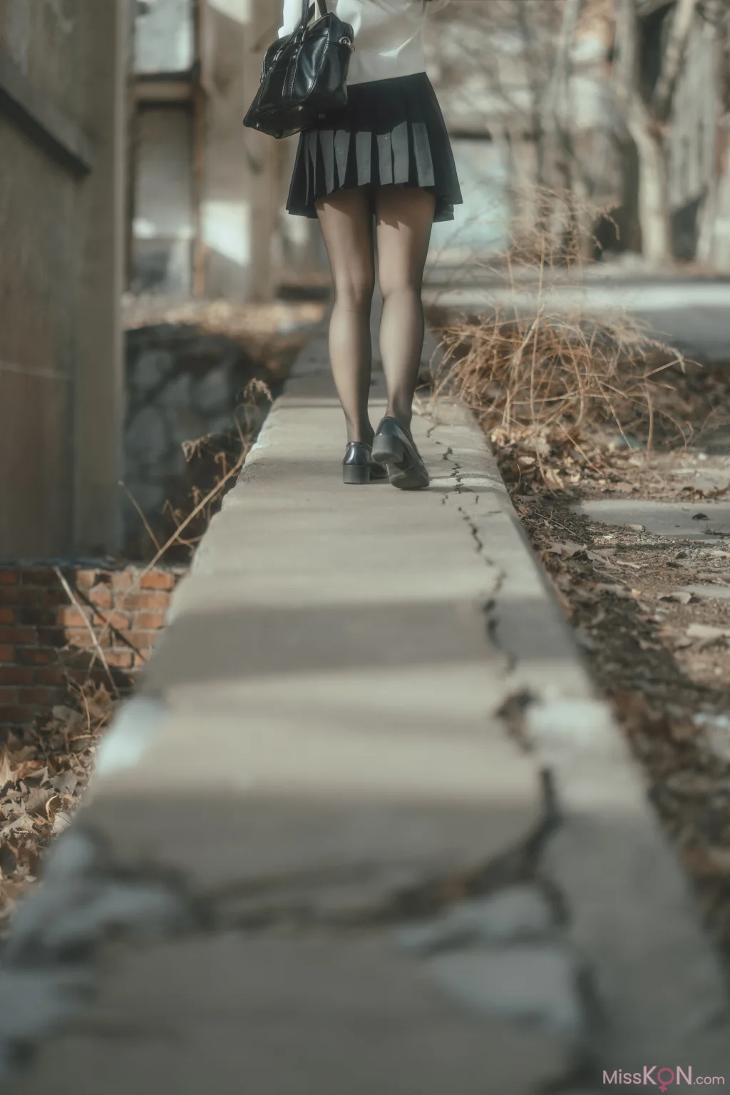 Coser@六味帝皇酱: 废墟JK (52 photos)